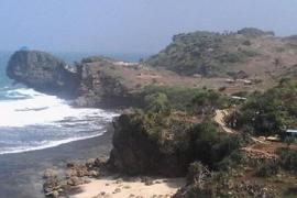 Pantai Ngedan Membuat Banyak Orang “Kedanan” 